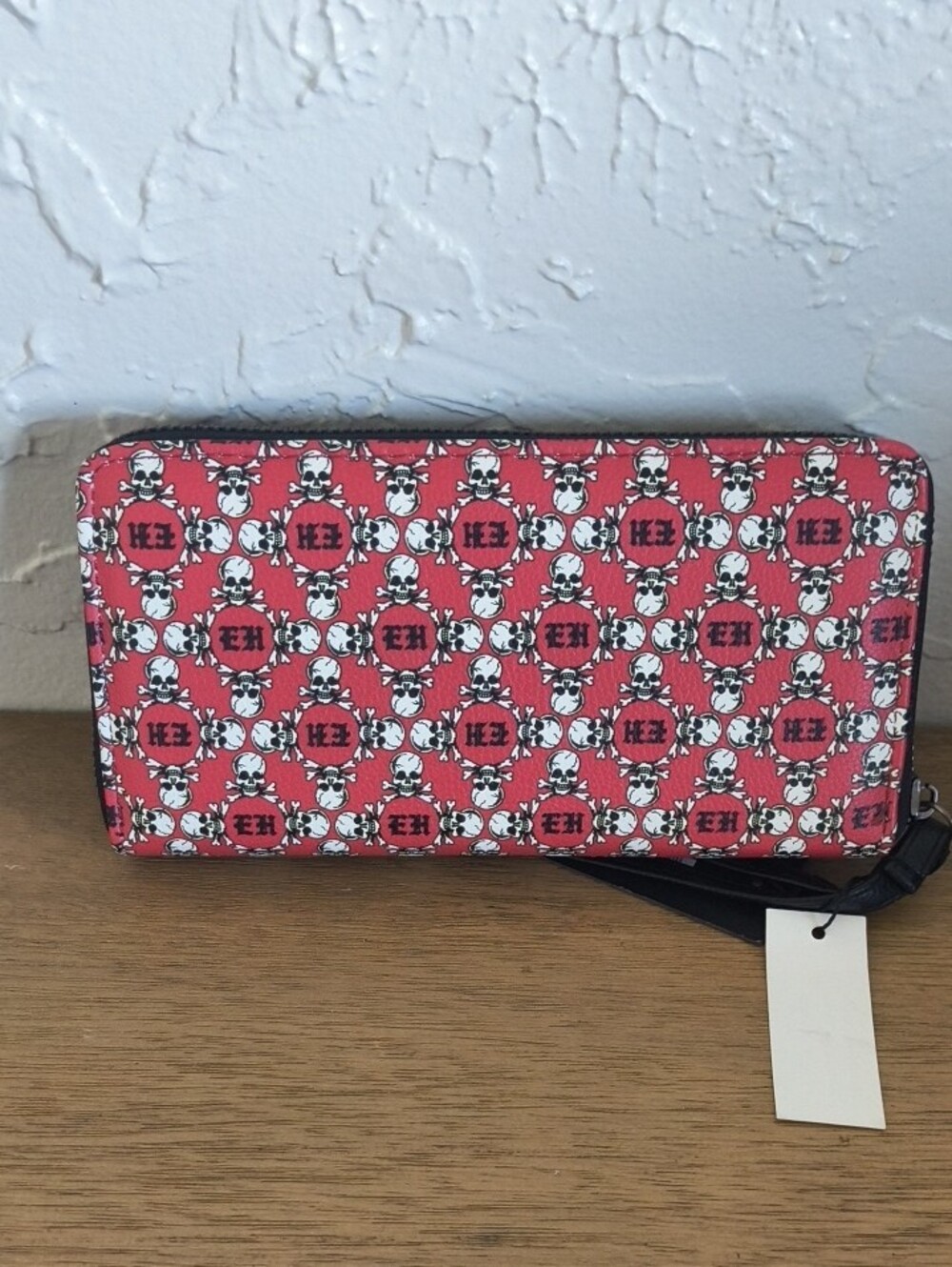 Ed Hardy Red Skull Pattern Zip Wallet with Wristlet - Picture 5 of 6